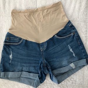 Medium wash maternity denim shorts 💫 soft fit